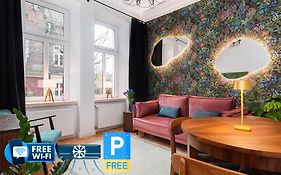 Flora Design Old Town- Free Parking